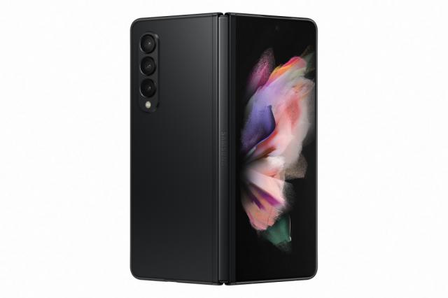 Мобилен телефон Samsung SM-F926 GALAXY Fold 3 5G 256 GB, Octa-Core (1x2.84 GHz, 3x2.42 GHz, 4x1.8 GHz), 12 GB RAM, 6.7" 1080x2640 120 Hz Dynamic AMOLED, HDR10+, 12.0 MP + 12.0 MP + 12.0 MP + 4.0 MP Selfie, 4400 mAh, Dual SIM, Phantom Black
