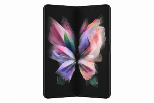 Мобилен телефон Samsung SM-F926 GALAXY Fold 3 5G 256 GB, Octa-Core (1x2.84 GHz, 3x2.42 GHz, 4x1.8 GHz), 12 GB RAM, 6.7" 1080x2640 120 Hz Dynamic AMOLED, HDR10+, 12.0 MP + 12.0 MP + 12.0 MP + 4.0 MP Selfie, 4400 mAh, Dual SIM, Phantom Black