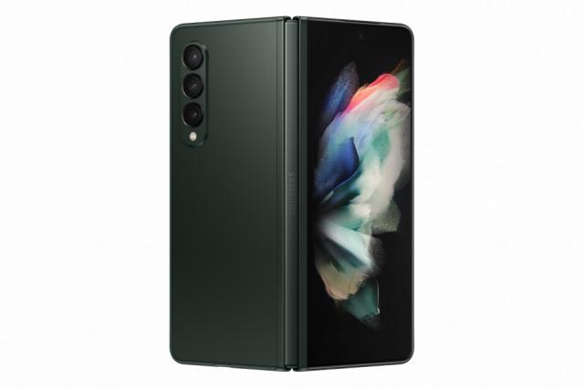 Мобилен телефон Samsung SM-F926 GALAXY Fold 3 5G 512 GB, Octa-Core (1x2.84 GHz, 3x2.42 GHz, 4x1.8 GHz), 12 GB RAM, 6.7" 1080x2640 120 Hz Dynamic AMOLED, HDR10+, 12.0 MP + 12.0 MP + 12.0 MP + 4.0 MP Selfie, 4400 mAh, Dual SIM, Phantom Green