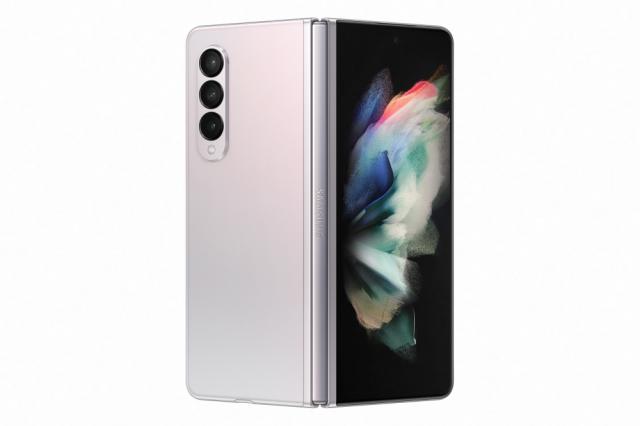 Мобилен телефон Samsung SM-F926 GALAXY Fold 3 5G 512 GB, Octa-Core (1x2.84 GHz, 3x2.42 GHz, 4x1.8 GHz), 12 GB RAM, 6.7" 1080x2640 120 Hz Dynamic AMOLED, HDR10+, 12.0 MP + 12.0 MP + 12.0 MP + 4.0 MP Selfie, 4400 mAh, Dual SIM, Phantom Silver