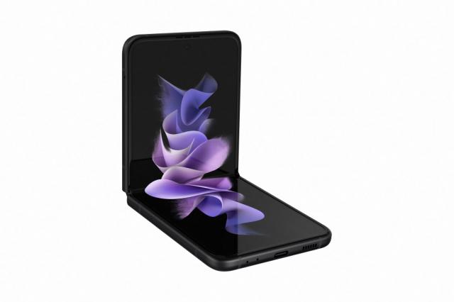 Мобилен телефон Samsung SM-F711 GALAXY Flip 3 5G 128 GB, Octa-Core (1x2.84 GHz, 3x2.42 GHz, 4x1.8 GHz), 8 GB RAM, 6.7" 1080x2640 120 Hz Dynamic AMOLED, HDR10+, 12.0 MP + 12.0 MP + 10.0 MP Selfie, 3300 mAh, Dual SIM, Black