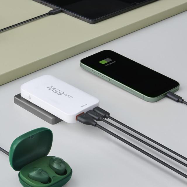 HAMA Бързо мини зарядно, 65W, 2x USB Type-C, 1x USB-A, PD