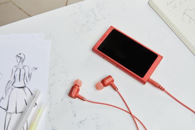 Mp3 плейър Sony NW-A45HN, 16GB, Hi-Res Audio, 7.8cm screen, NFC/Bluetooth, Noise Cancelling headphones, red