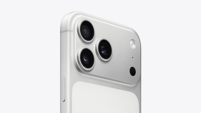 Смартфон Apple iPhone 17 Pro Max Silver, 6.9" (17.52cm) Super Retina XDR OLED дисплей, Apple A19 Pro 16C (2x 4.2 / 4x 2.5 GHz), 12GB RAM, 256GB Flash памет, 48 + 48 + 48 & 18 Mpix камери, iOS, 233g