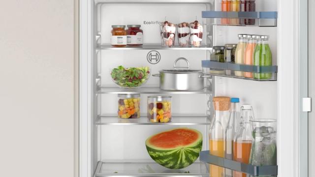 Хладилник Bosch KIL42VFE0 SER4;Built-in refrigerator with freezer compartment, E, 122.5/56/55cm, 187l(172+15), 35dB, EcoAirflow, MultiBox XXL, SuperCooling
