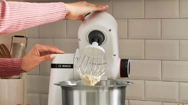 Кухненски робот Bosch MUMS2EW20, Kitchen machine, MUM Serie 2, 700 W, Large 3.8L stainless steel bowl, 3D PlanetaryMixing, 4 speeds, Pastry set, 3 discs, TR blender 1.25 l, White