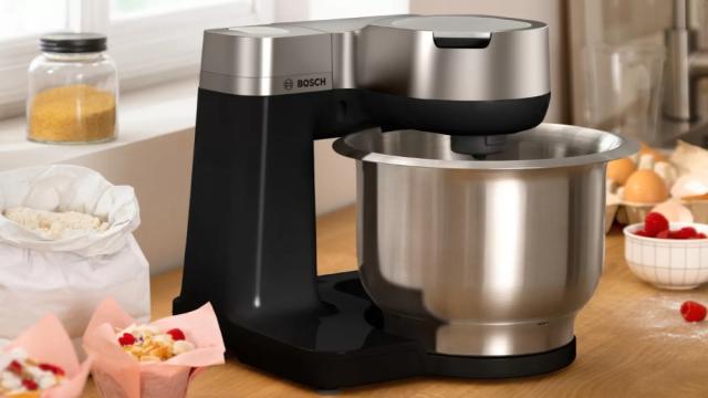 Кухненски робот Bosch MUMS2VM40, Kitchen machine, MUM Serie 2, 900 W, 3.8L stainless steel bowl, 3D PlanetaryMixing, 7 speeds, Pastry set, 3 discs, Meat grinder, TR blender 1.25 l, Citrus press, Transparent lid with filling hole, Black-Silver