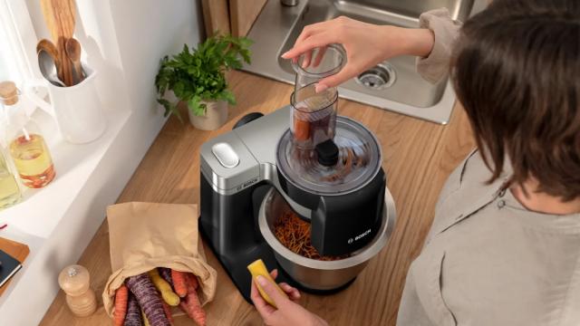 Кухненски робот Bosch MUMS2VM40, Kitchen machine, MUM Serie 2, 900 W, 3.8L stainless steel bowl, 3D PlanetaryMixing, 7 speeds, Pastry set, 3 discs, Meat grinder, TR blender 1.25 l, Citrus press, Transparent lid with filling hole, Black-Silver