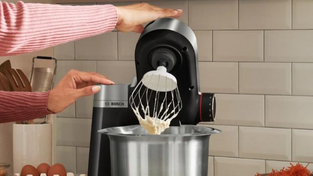 Кухненски робот Bosch MUMS2VM40, Kitchen machine, MUM Serie 2, 900 W, 3.8L stainless steel bowl, 3D PlanetaryMixing, 7 speeds, Pastry set, 3 discs, Meat grinder, TR blender 1.25 l, Citrus press, Transparent lid with filling hole, Black-Silver