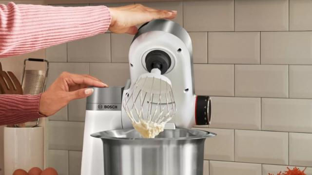 Кухненски робот Bosch MUMS2VS30, Kitchen machine, MUM Serie 2, 900 W, 3.8L stainless steel bowl, 3D PlanetaryMixing, 7 speeds, Pastry set, 3 discs, Meat grinder, TR blender 1.25 l, Transparent lid with filling hole, White-Silver