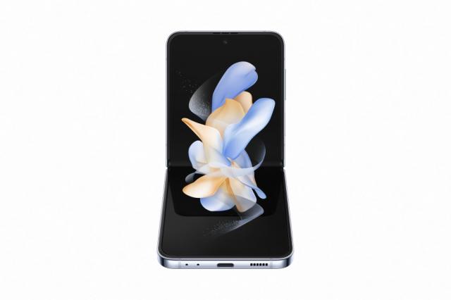 Мобилен телефон Samsung SM-F721 GALAXY Flip 4 5G 512 GB, Octa-Core (1x3.19 GHz, 3x2.75 GHz, 4x1.8 GHz), 8 GB RAM, 6.7" 1080x2640 120 Hz Dynamic AMOLED, HDR10+, 12.0 MP + 12.0 MP + 10.0 MP Selfie, 3700 mAh, Dual SIM, Blue