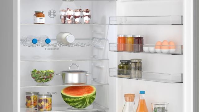 Хладилник Bosch KGN49VICT, SER4, FS fridge-freezer NoFrost, C, 203/70/67cm, 440l(311+129), 35dB(B), IC, VitaFresh XXL, 0° drawer, Glossy Backwall with Multi Airflow, Intelligent Inverter Technology, handles, Inox EasyClean