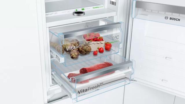 Хладилник Bosch KIF86PFE0 SER8 BI fridge-freezer NoFrost, E, 177,5cm, 223l(156+67), 36dB, VitaFresh Pro 55l, 2 cooling systems, display, BigBox, flush-folding