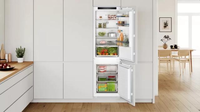 Хладилник Bosch KIN86VFE0, SER4, Built-in fridge-freezer, NoFrost, E, 177,2 cm, 260 l (184+76), 35 dB(B), VitaFresh XXL <0°C>, EcoAirflow, display, BigBox, sliding hinge