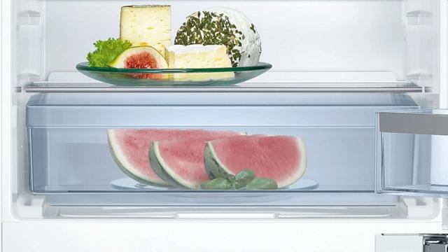 Хладилник Bosch KUL15AFF0 SER6, Built-under fridge with freezer section, F, 82 cm, 123 l(108+15), 38 dB(C), MultiBox, ventilation in plinth, SoftClose, flush-folding
