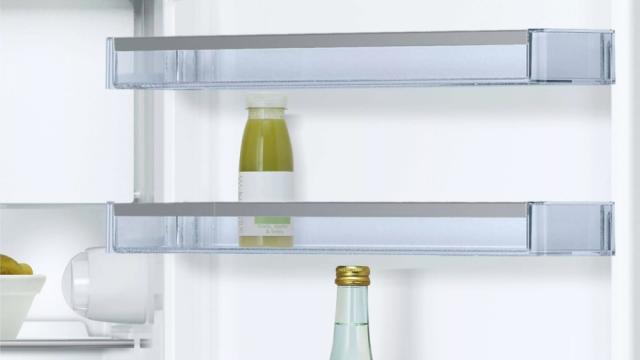 Хладилник Bosch KUL15AFF0 SER6, Built-under fridge with freezer section, F, 82 cm, 123 l(108+15), 38 dB(C), MultiBox, ventilation in plinth, SoftClose, flush-folding