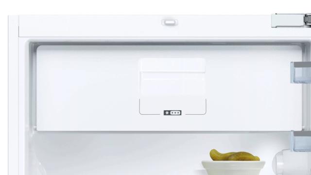 Хладилник Bosch KUL15AFF0 SER6, Built-under fridge with freezer section, F, 82 cm, 123 l(108+15), 38 dB(C), MultiBox, ventilation in plinth, SoftClose, flush-folding