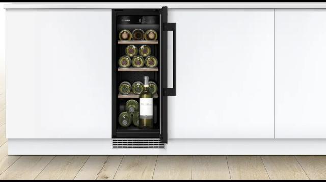 Шкаф за вино Bosch KUW20VHF0 SER6 Wine cooler with glass door, F, 82.0 cm x 30.0 cm x 55.0 cm, Number of shelves - 4, Capacity for bottles of 750 ml - 21, Temperature range (° C) - 5-20 ° C, 38 dB (A)