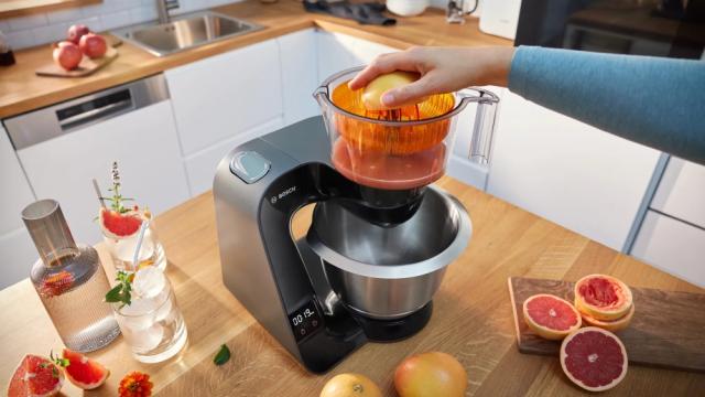 Кухненски робот Bosch MUM5XC66, Food processor with scale, MUM5, 3D Planetary Mixing, 1000 W, 7-speed, add. Meat grinder, Juicer, Bottle with a capacity of 0.5 l for smoothies, Black