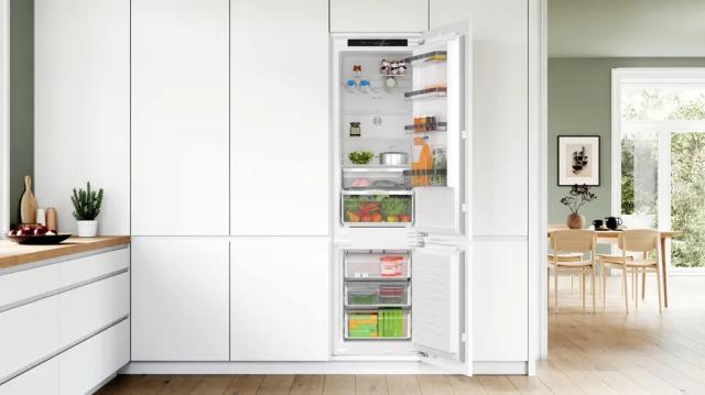 Хладилник Bosch KIN96VFD0, SER4, Built-in fridge-freezer, NoFrost, D, 193.5 x 55.8 cm, 290 l (215+75), 34 dB(A), VitaFresh, EcoAirflow, flat hinge
