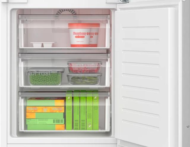 Хладилник Bosch KIN96VFD0, SER4, Built-in fridge-freezer, NoFrost, D, 193.5 x 55.8 cm, 290 l (215+75), 34 dB(A), VitaFresh, EcoAirflow, flat hinge