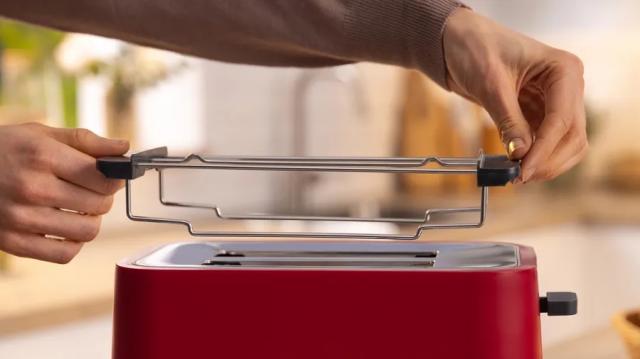 Тостер Bosch TAT3M124, MyMoment Compact toaster, 950 W, Auto power off, Defrost and reheat setting, Removable and foldable bun attachment, High lift, Deep Red