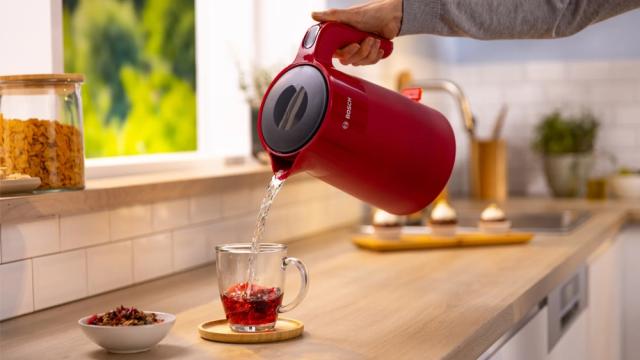 Електрическа кана Bosch TWK2M164, MyMoment Plastic Kettle, 2400 W, 1.7 l, Cup indicator, Limescale filter, Triple safety function, Red