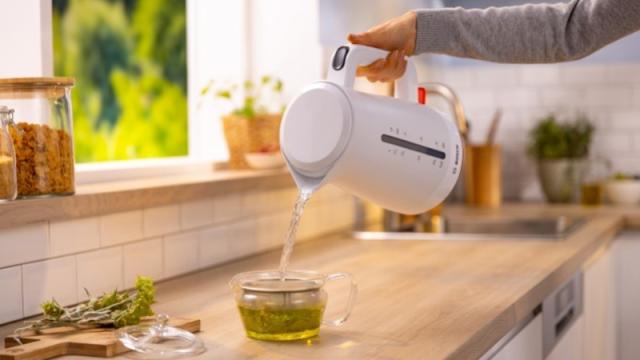 Електрическа кана Bosch TWK3M121, MyMoment Plastic Kettle, 2400 W, 1.7 l, Cup indicator, Limescale filter, Triple safety function, White