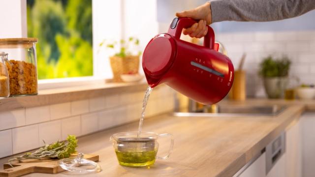Електрическа кана Bosch TWK3M124, MyMoment Plastic Kettle, 2400 W, 1.7 l, Cup indicator, Limescale filter, Triple safety function, Red
