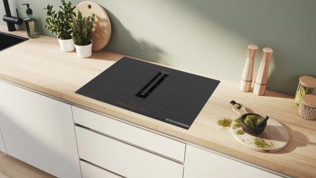 Готварски плот Bosch PVQ731H26E SER6; Induction hob with integrated ventilation system 70cm, 2 Combi Zones + hood, B, max 622 m3/h, 69 dB, HC, Black
